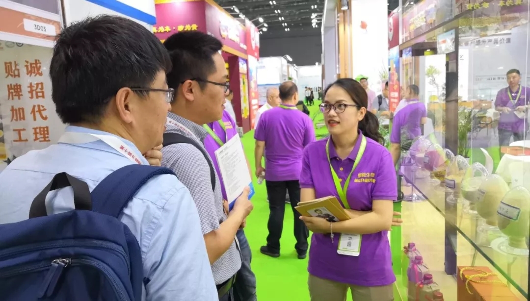 工作人员耐心解读