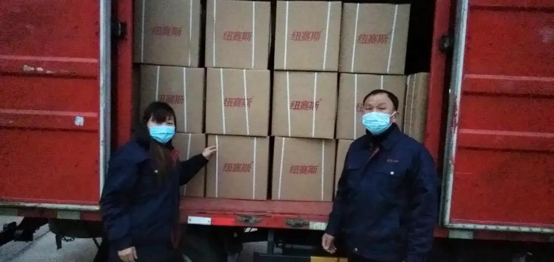 宋发翠、周国彪与捐赠的虫草产品