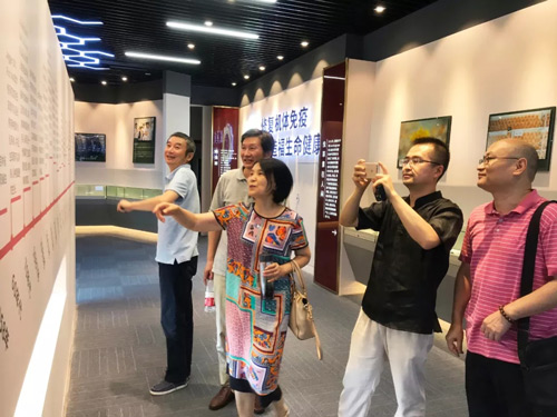 参观虫草素博物馆