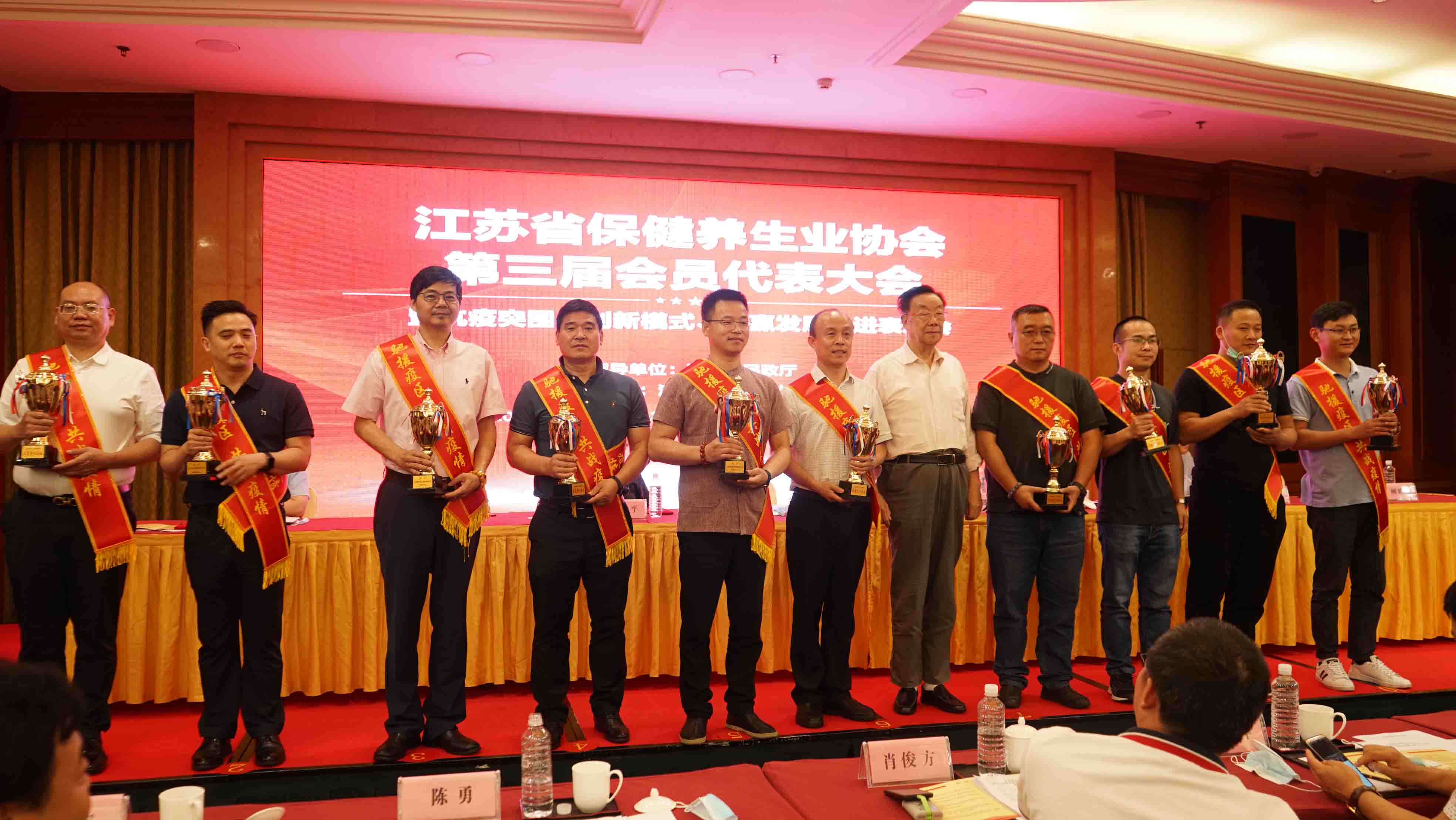 康能生物董事长 夏振荣（左三）接受颁奖